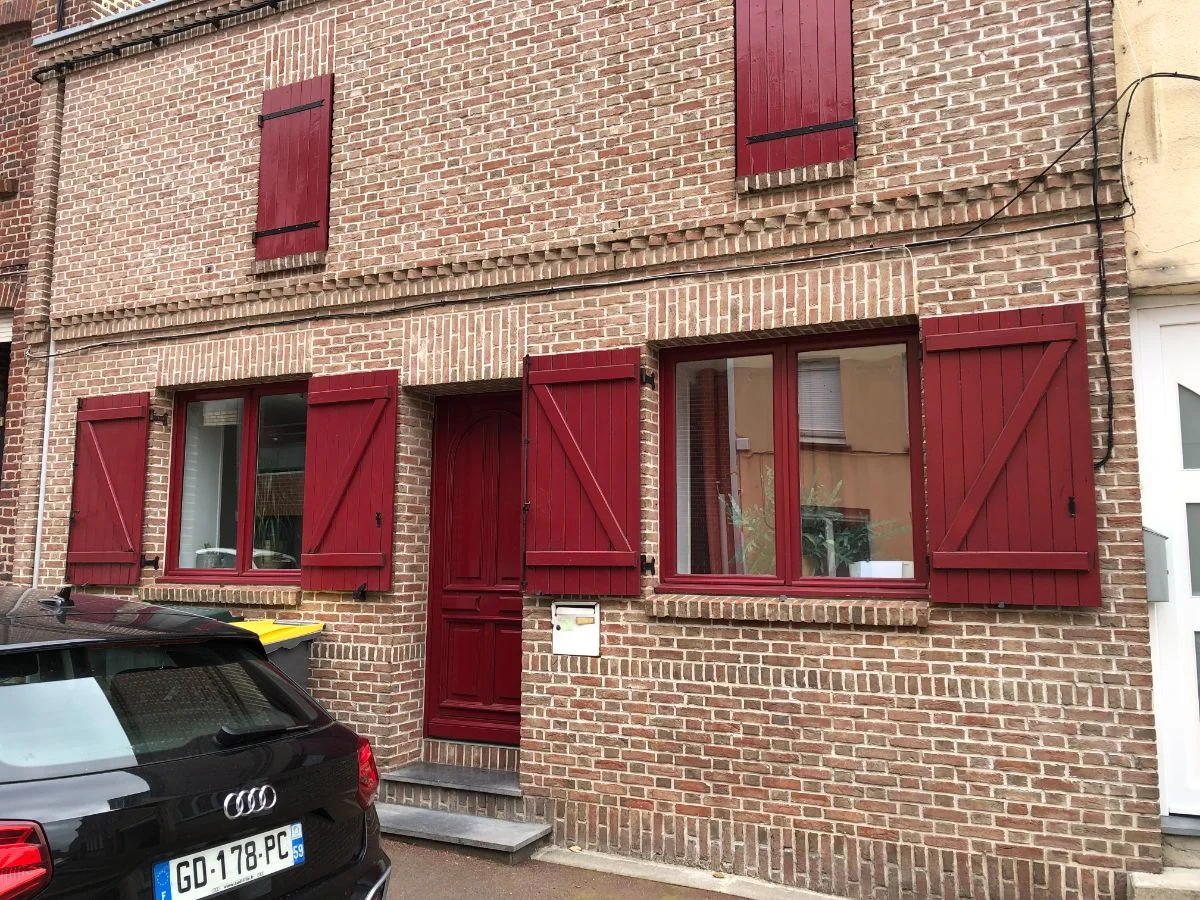 Infiltration extérieure avec dégâts des eaux en cage d’escalier et couloir d’entrée. — photo 1