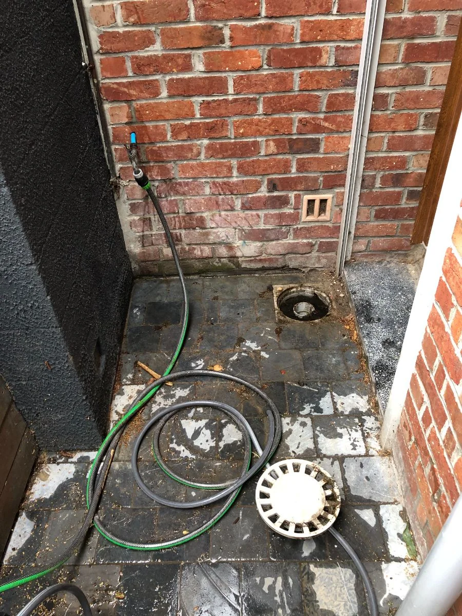 Infiltration extérieure avec dégâts des eaux en cage d’escalier et couloir d’entrée. — photo 5