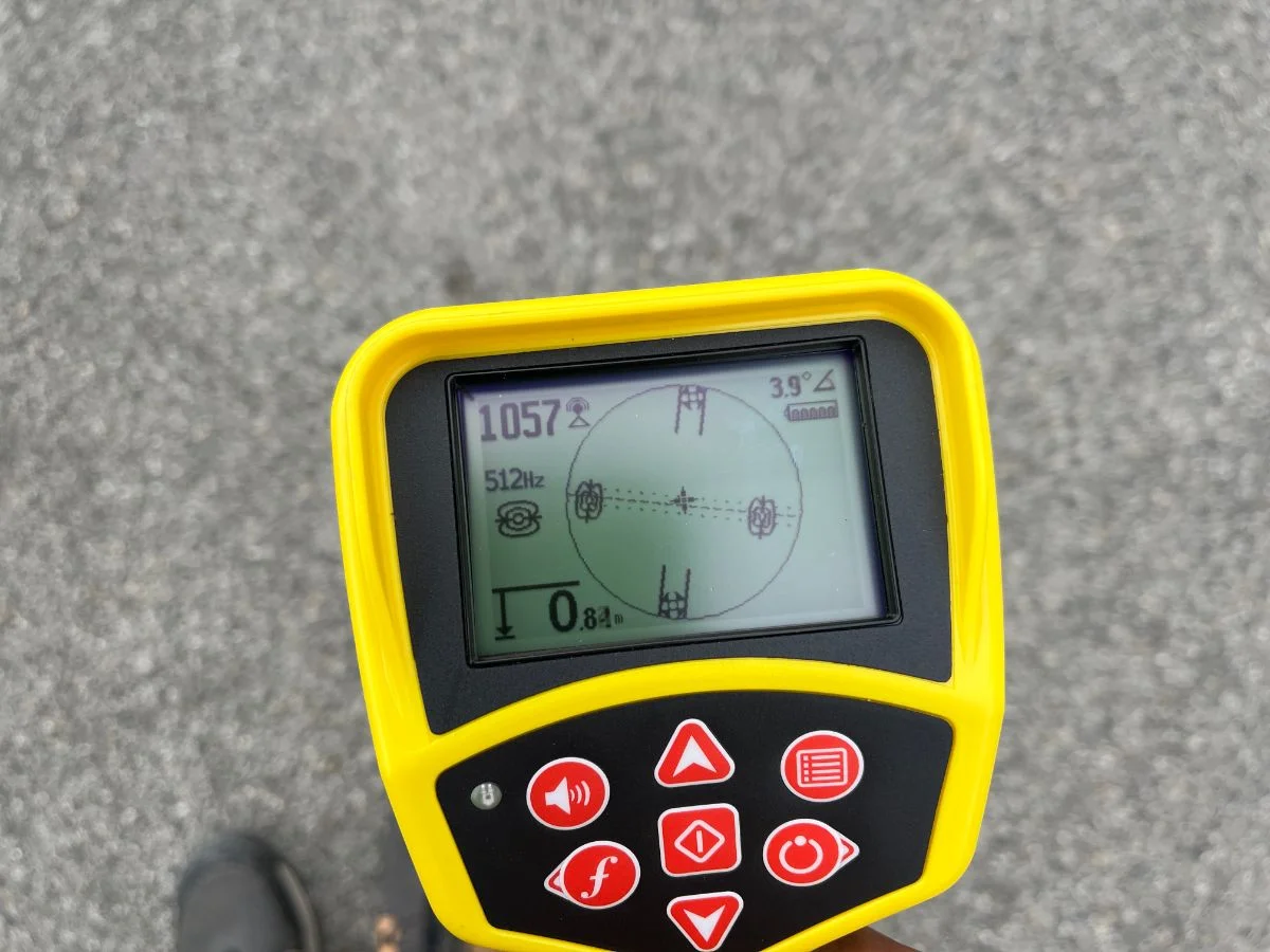 Fuite sur alimentation principale eau froide entre compteur et bâtiment.